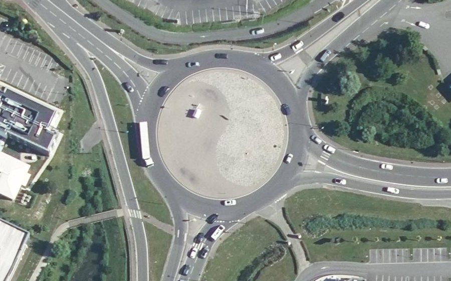 Vue aérienne du Rond-point anonyme n°27754940