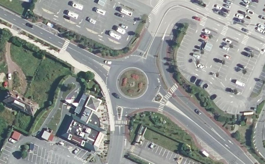 Vue aérienne du Rond-point anonyme n°27755626