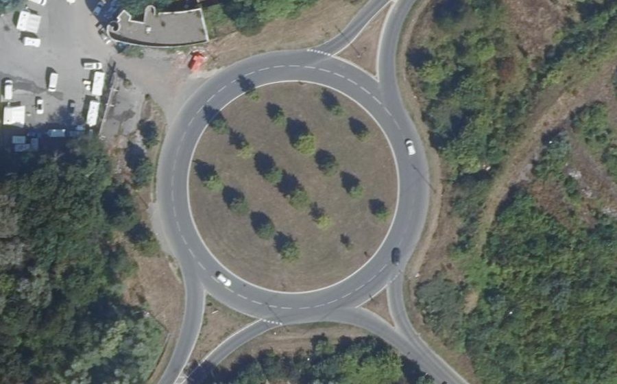 Vue aérienne du Rond-point anonyme n°27755682