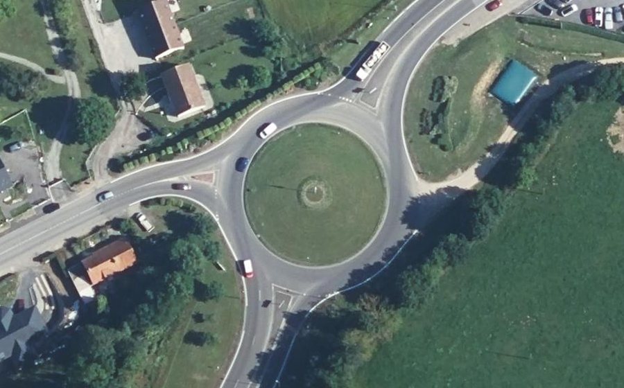 Vue aérienne du Rond-point anonyme n°27755787