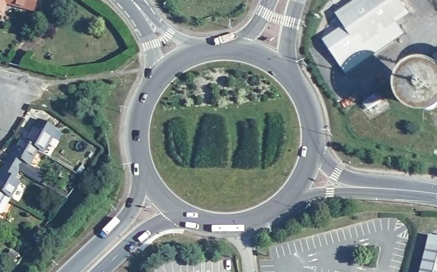 Vue aérienne du Rond-point anonyme n°27755946