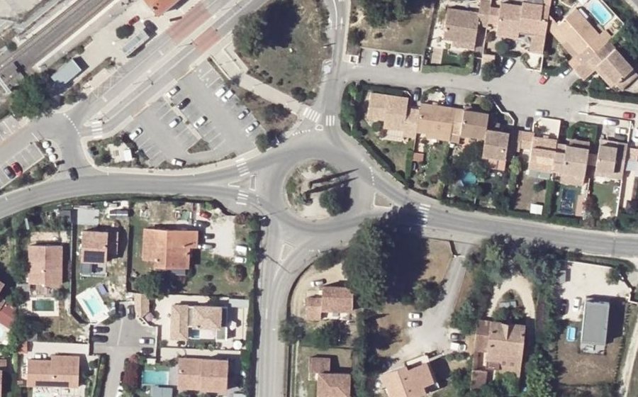 Vue aérienne du Rond-point anonyme n°27757021