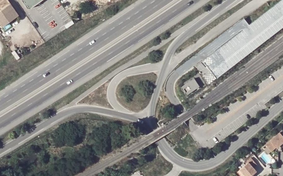 Vue aérienne du Rond-point anonyme n°27757119