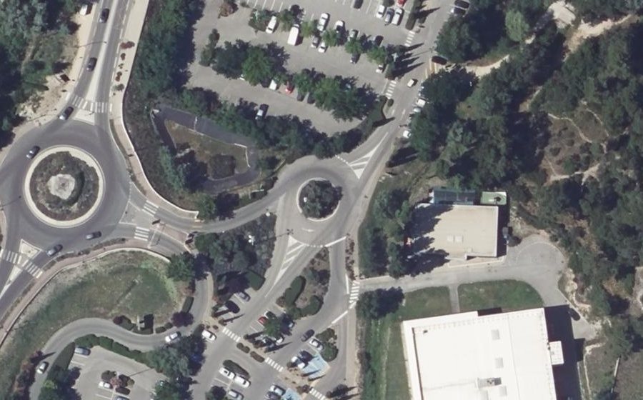 Vue aérienne du Rond-point anonyme n°27757546