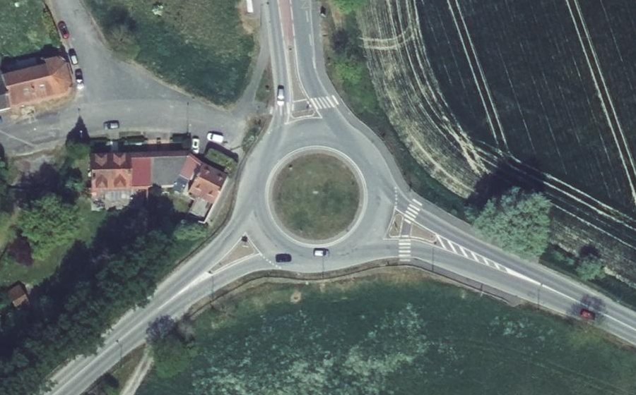 Vue aérienne du Rond-point anonyme n°27758282