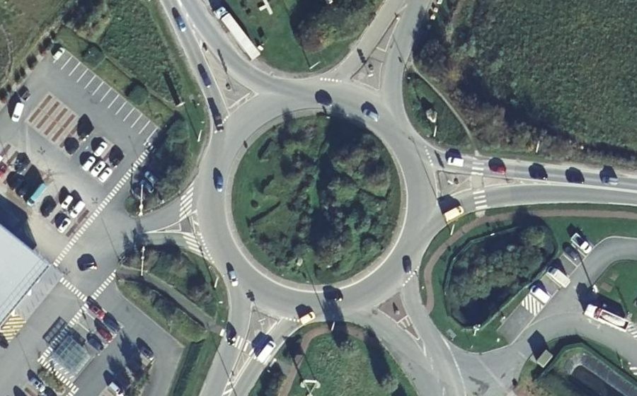 Vue aérienne du Rond-point anonyme n°27758782