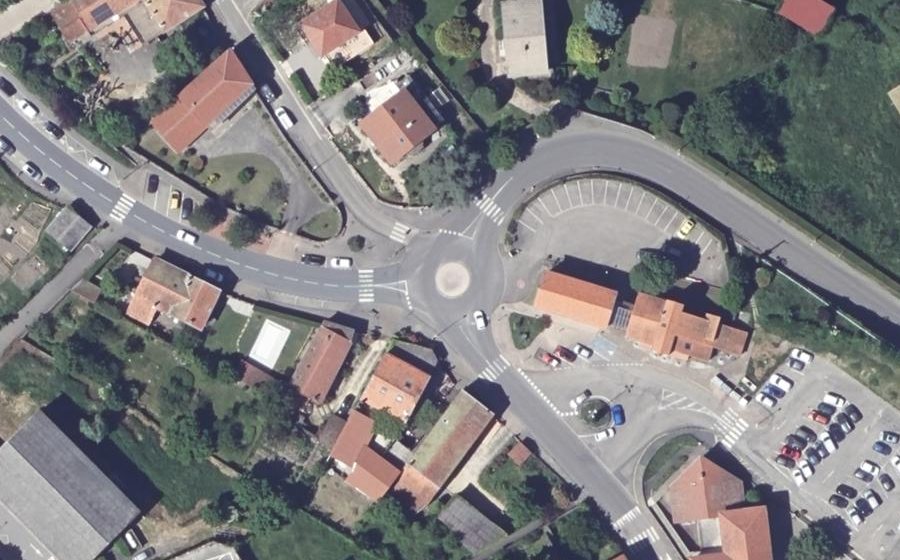 Vue aérienne du Rond-point anonyme n°277607344