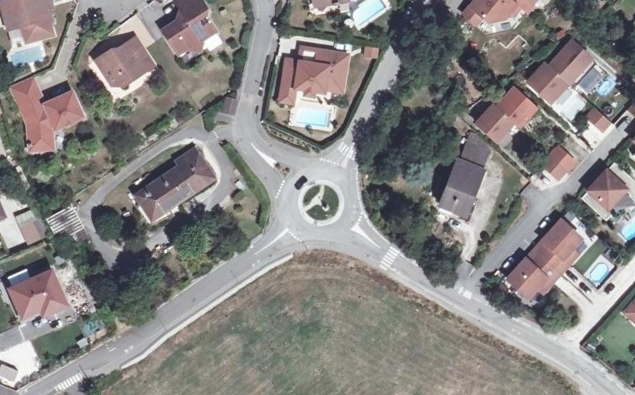 Vue aérienne du Rond-point anonyme n°277636566