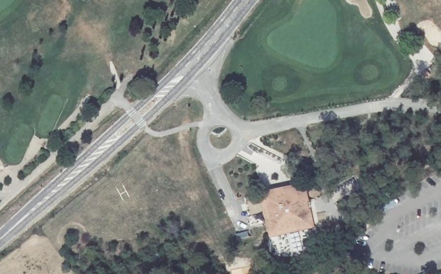 Vue aérienne du Rond-point anonyme n°277655156