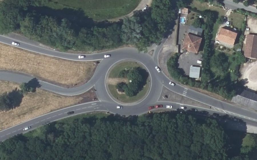 Vue aérienne du Rond-point anonyme n°27766146