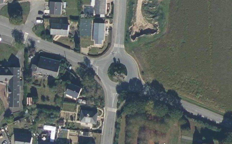 Vue aérienne du Rond-point anonyme n°27766179