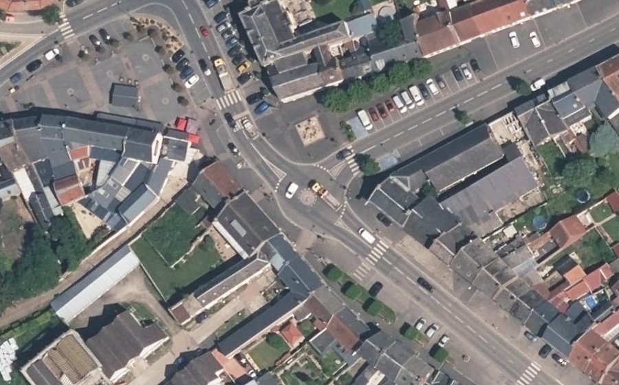 Vue aérienne du Rond-point anonyme n°27770214