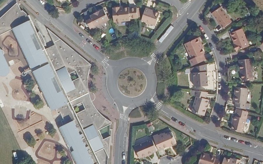 Vue aérienne du Rond-point anonyme n°27771175