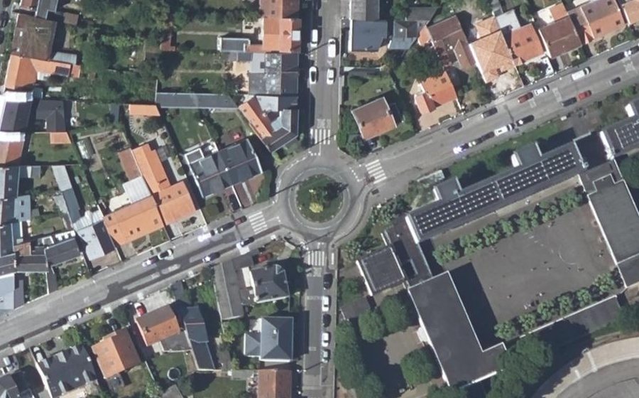 Vue aérienne du Rond-point anonyme n°27772635