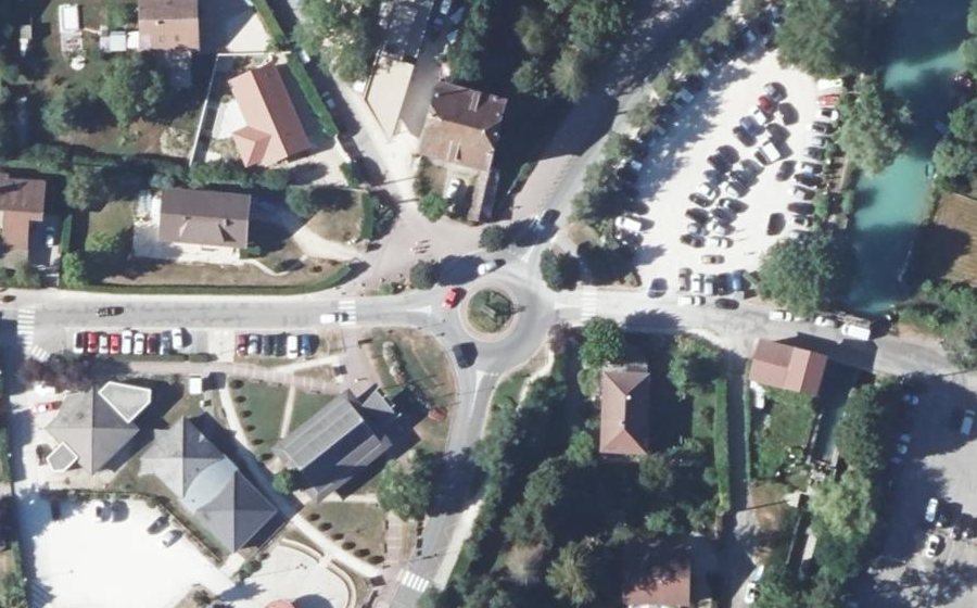 Vue aérienne du Rond-point anonyme n°277804828