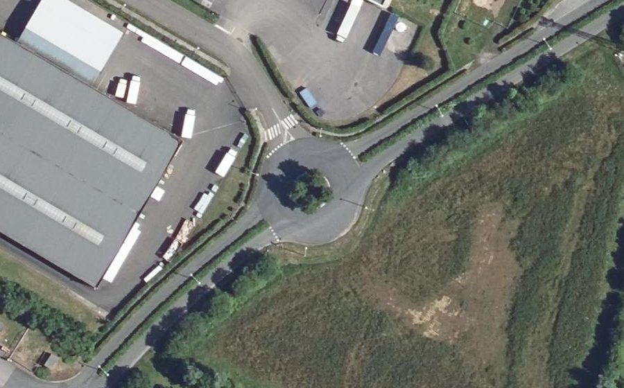 Vue aérienne du Rond-point anonyme n°277856194