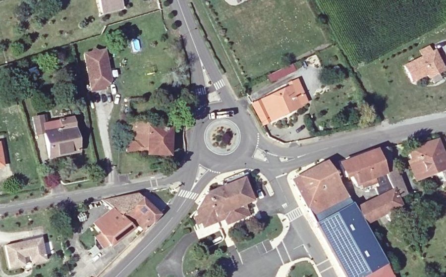 Vue aérienne du Rond-point anonyme n°27794513