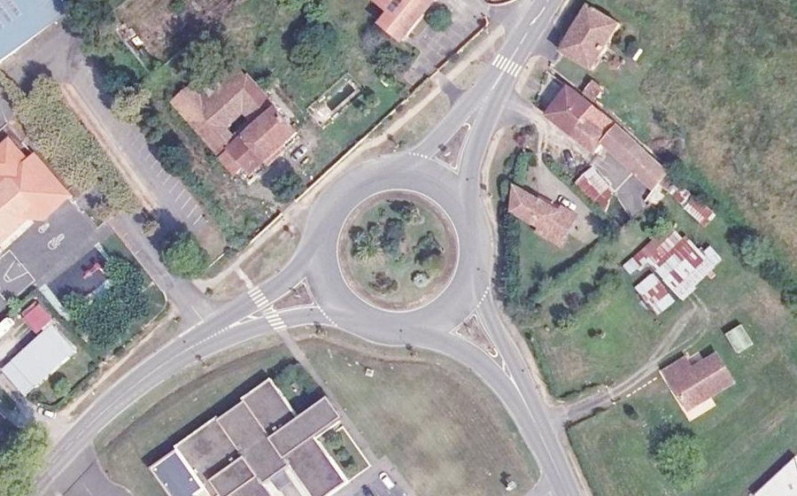 Vue aérienne du Rond-point anonyme n°27794909