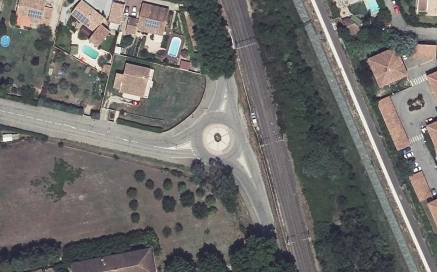 Vue aérienne du Rond-point anonyme n°27794947