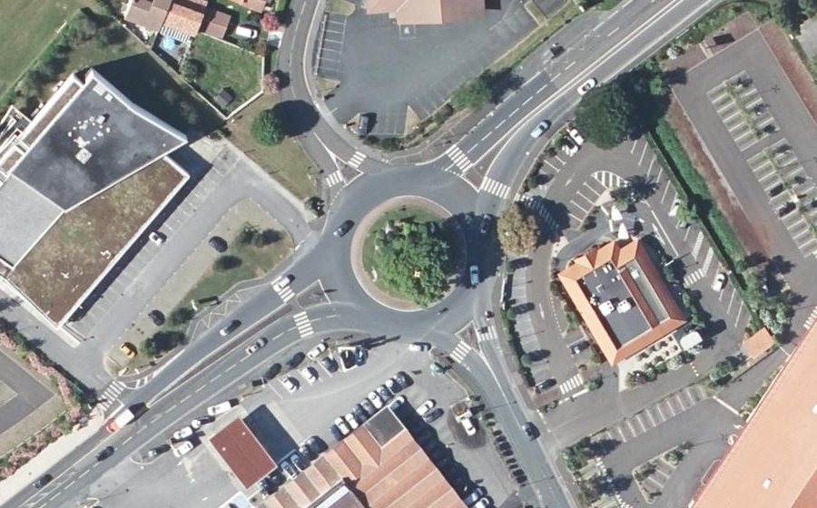 Vue aérienne du Rond-point anonyme n°27795373