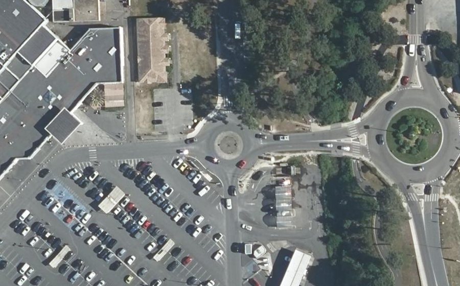 Vue aérienne du Rond-point anonyme n°278046241