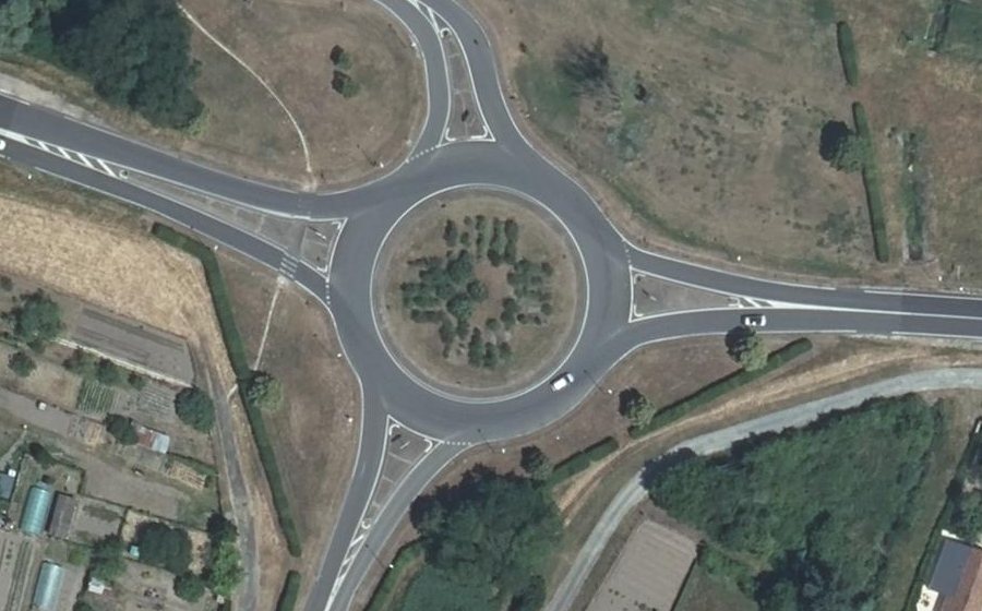Vue aérienne du Rond-point anonyme n°27808881