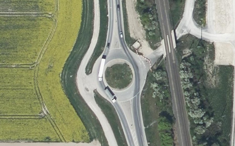 Vue aérienne du Rond-point anonyme n°27809433