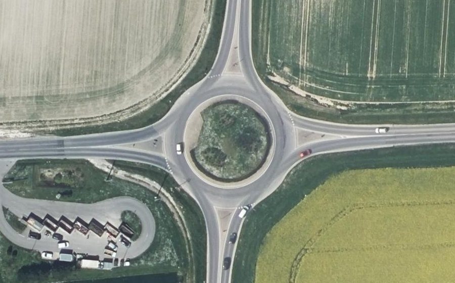 Vue aérienne du Rond-point anonyme n°27809435