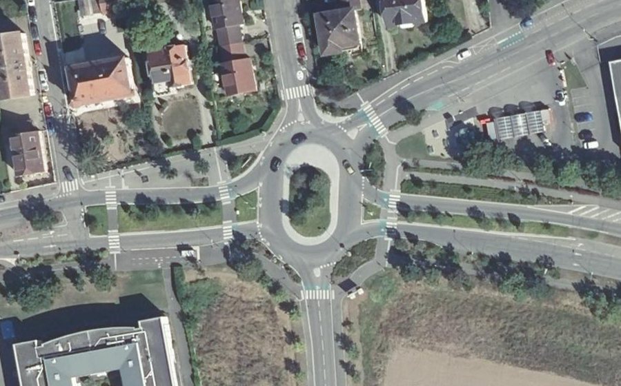 Vue aérienne du Rond-point anonyme n°27812437