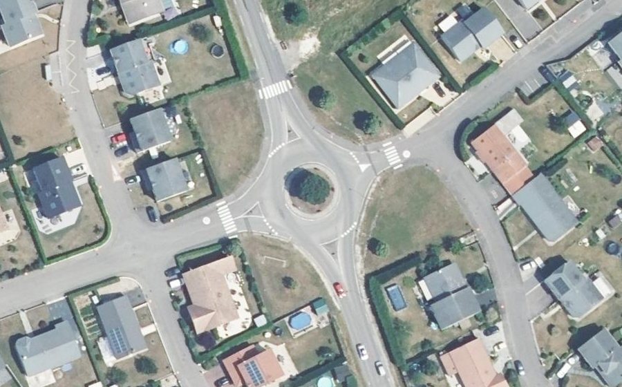 Vue aérienne du Rond-point anonyme n°27813128