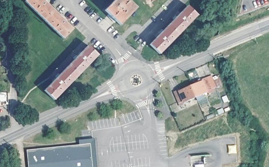 Vue aérienne du Rond-point anonyme n°27813139