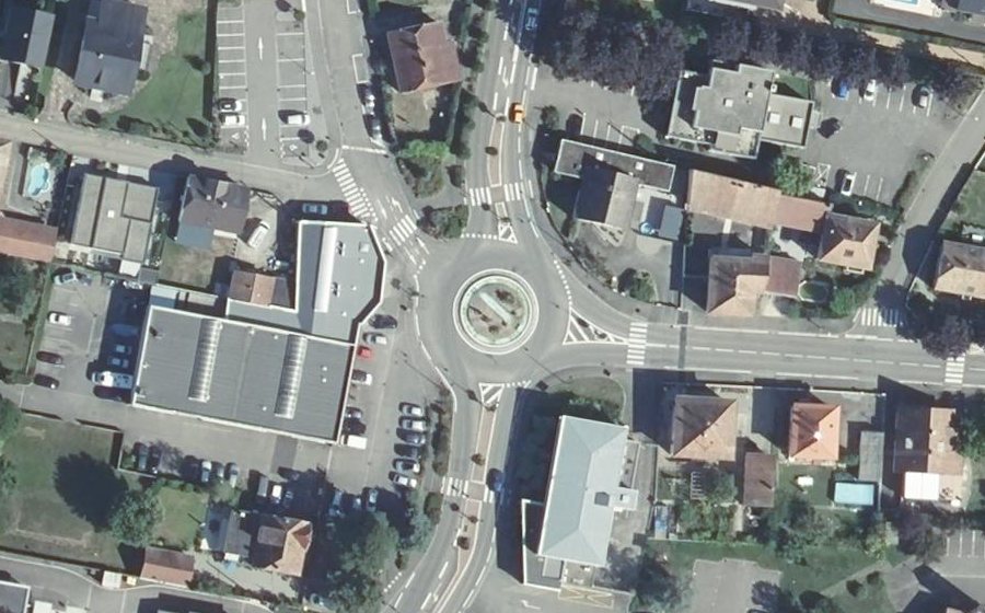 Vue aérienne du Rond-point anonyme n°27815643