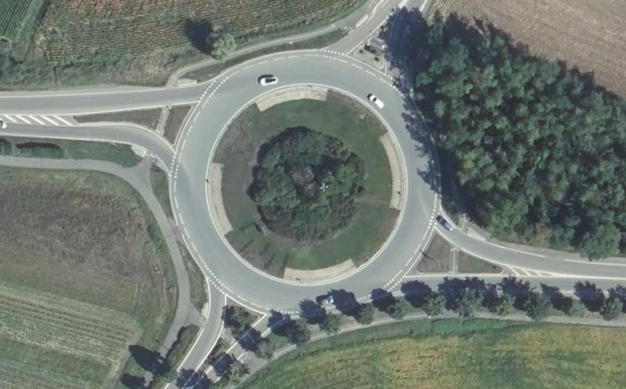 Vue aérienne du Rond-point anonyme n°27815647