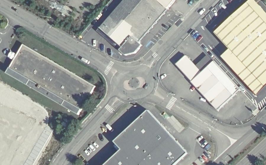 Vue aérienne du Rond-point anonyme n°27816613