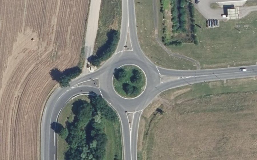 Vue aérienne du Rond-point anonyme n°27823776