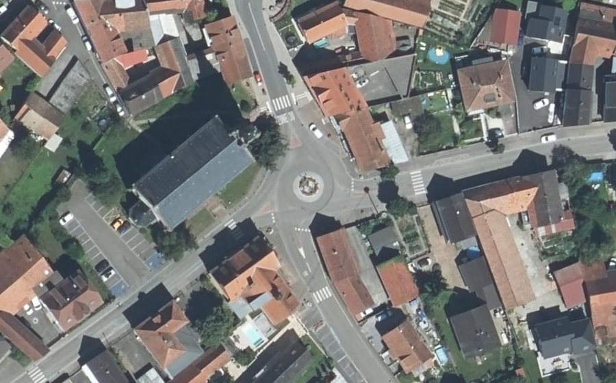 Vue aérienne du Rond-point anonyme n°27824855