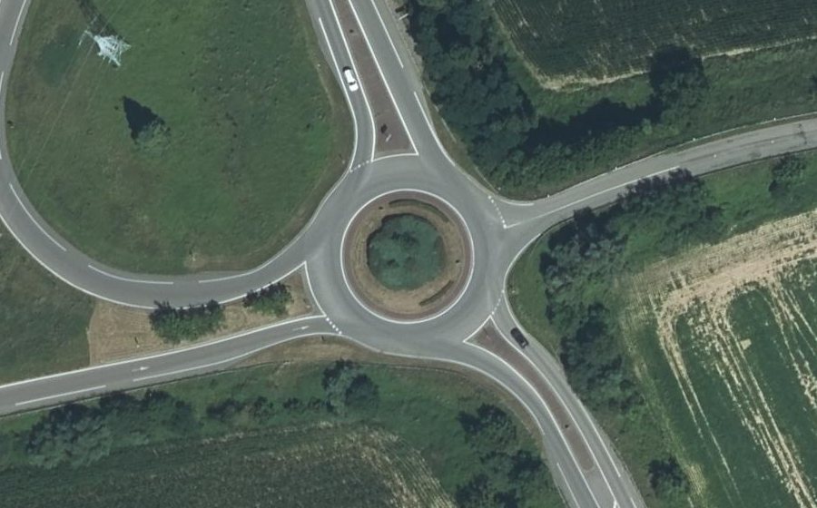 Vue aérienne du Rond-point anonyme n°27824867