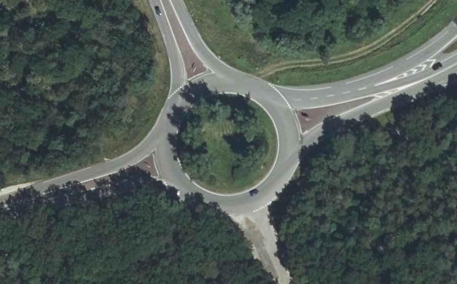 Vue aérienne du Rond-point anonyme n°27826437
