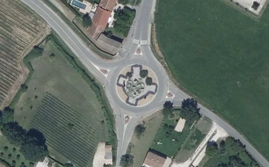 Vue aérienne du Rond-point anonyme n°27828676