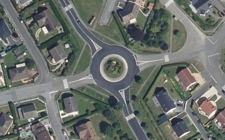 Vue aérienne du Rond-point anonyme n°27831480