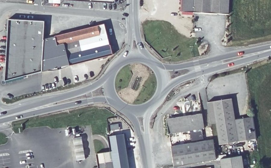 Vue aérienne du Rond-point anonyme n°27838970