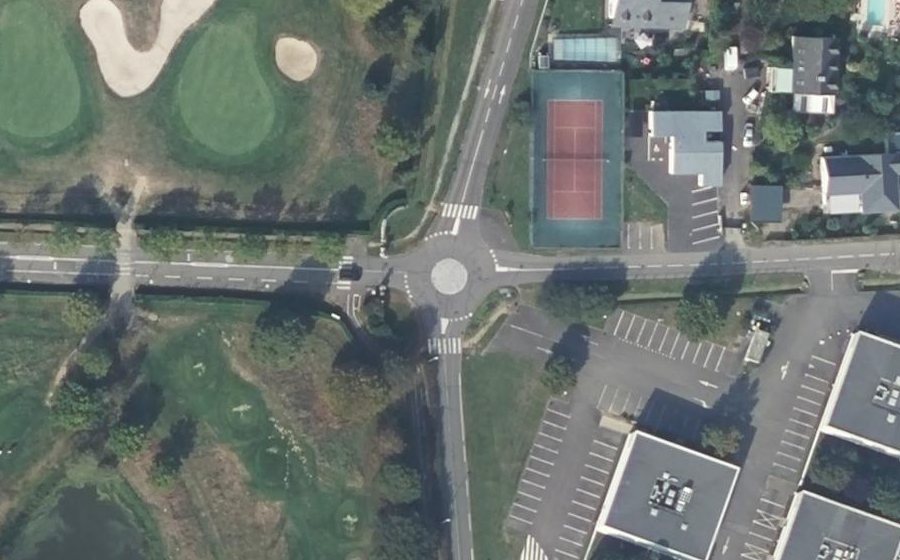 Vue aérienne du Rond-point anonyme n°27842778
