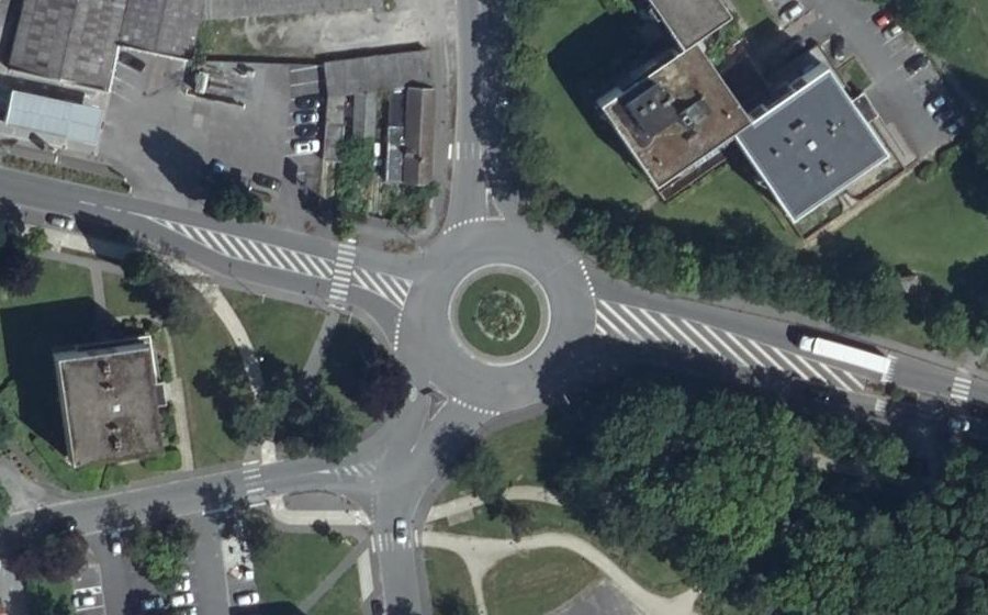 Vue aérienne du Rond-point anonyme n°27848101