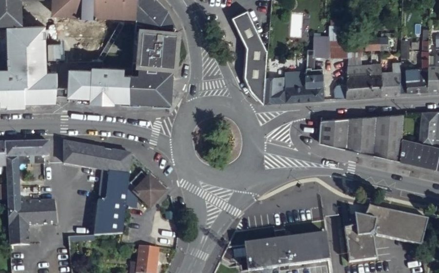 Vue aérienne du Rond-point anonyme n°27848102
