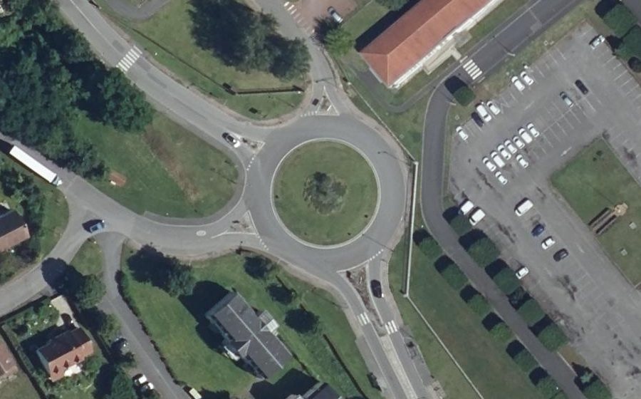 Vue aérienne du Rond-point anonyme n°27848109