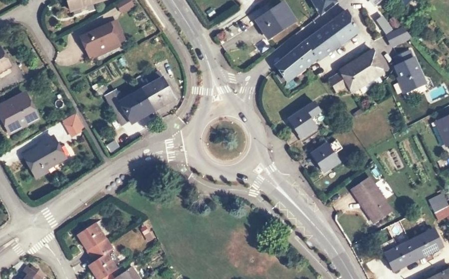 Vue aérienne du Rond-point anonyme n°27848980