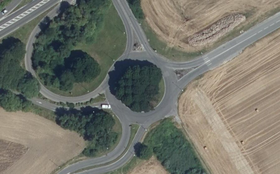 Vue aérienne du Rond-point anonyme n°27850386