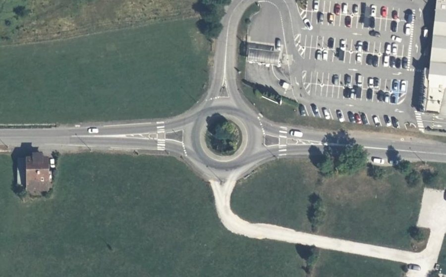 Vue aérienne du Rond-point anonyme n°278506389