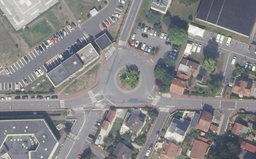Vue aérienne du Rond-point anonyme n°27850922