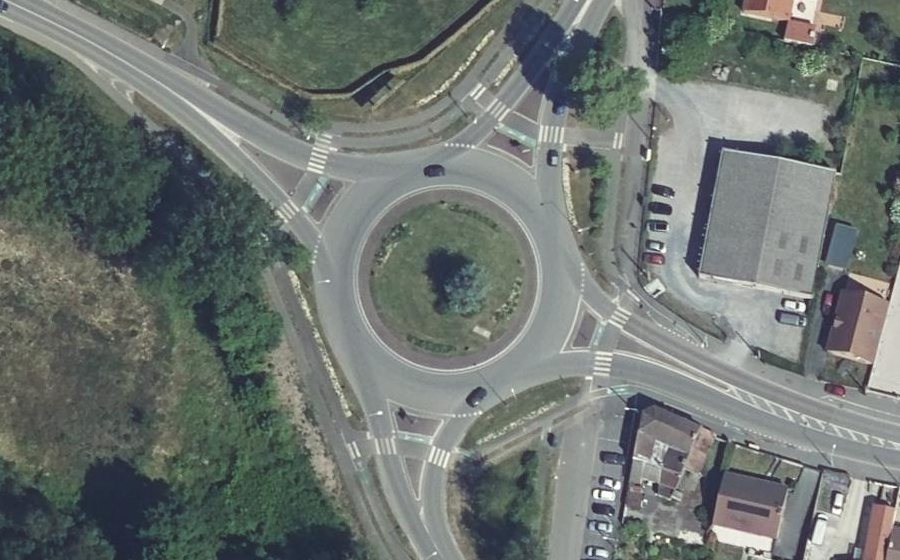 Vue aérienne du Rond-point anonyme n°27851095